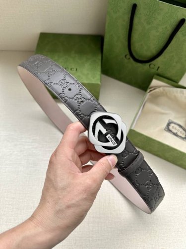 特 P180 4.0Cm 互扣式双G带扣腰带，采用热压印技术的Gucci Signature皮革精制而成，触感厚实，印花图案清晰分明。 咖啡Gucci Sign