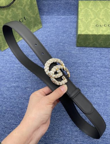 品牌古驰 Gucci 特 描述采用高级Gucci Signature真皮精制而成，触感厚实，饰以双G商标带扣。腰带为意大利尺寸，请在购买前参阅腰带尺寸指南. 原