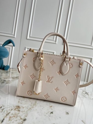 顶级原单，163变码芯片M14403 本款 Onthego 小号手袋焕新品牌经典 Monogram Empreinte 皮革，以相同色调勾勒图案轮廓。可拆卸金属