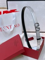 特 Vlogo Signature可双面佩戴小牛皮腰带 - Vlogo Signature搭扣 黄铜金属 -外层金属质感小牛皮 -内部亮面小牛皮 -宽度：2厘米