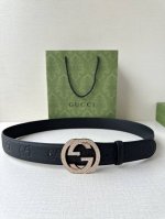 宽度4.0Cm Gucci典藏设计中的标志性元素于早秋系列焕发新意。这款腰带选用黑色超级双G牛皮革打造，互扣式双G施洛华水晶镶嵌五金 调配件更添个性魅力。