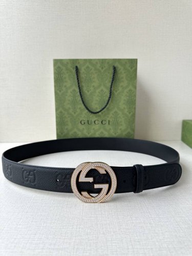 宽度4.0Cm Gucci典藏设计中的标志性元素于早秋系列焕发新意。这款腰带选用黑色超级双G牛皮革打造，互扣式双G施洛华水晶镶嵌五金 调配件更添个性魅力。