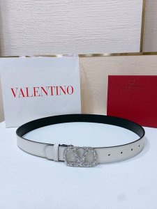 vlogo Signature搭扣，饰以施华洛世奇仿珍珠 -施华洛钻 花纹搭扣 -进口小牛皮材质 进平纹带身 -宽度：3厘米