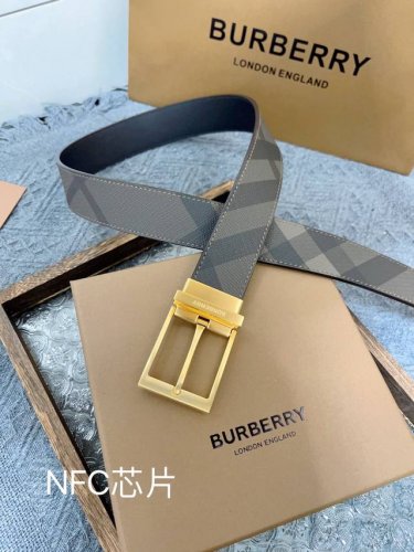 特 Burberry 博柏利 原厂皮料，格纹 黑色牛皮 皮带质感十足，手感柔软。时尚个性，经典百搭，可自行选择搭配~ 品质毋庸置疑 没有更好 只有最好 尺寸3.