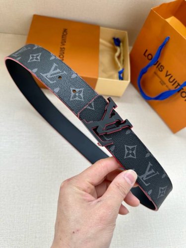 特 4.0宽 Lv Broken 双面腰带令 Lv 字母搭扣呈现锯齿状边缘，与腰带的边染色彩互为映衬。Monogram 图案帆布和牛皮革提供两式格调。