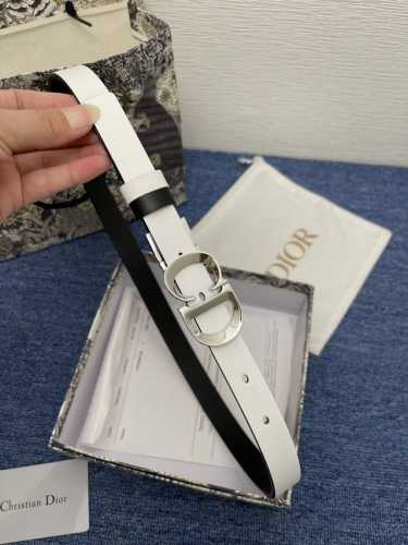 迪奥550 2.0Cm。 这款 Montaigne Avenue 腰带从同名手袋汲取灵感，采用黑色光滑 牛皮革精心制作，质感柔软，设计优雅，饰以富有光泽的新款金