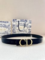 宽度3.5 Cm Dior 迪奥两面腰带款式迷人多样，采用多种材质精心打造，为各式廓形增添点睛之笔，彰显优雅醒目的气质。向迪奥钟爱的细节艺术致敬，彰显非凡的高雅