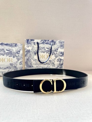 宽度3.5 Cm Dior 迪奥两面腰带款式迷人多样，采用多种材质精心打造，为各式廓形增添点睛之笔，彰显优雅醒目的气质。向迪奥钟爱的细节艺术致敬，彰显非凡的高雅