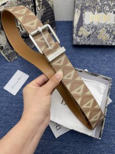 迪奥550 4.0Cm 特 这款 30 Montaigne Avenue 腰带从同名手袋汲取灵感，采用黑色光滑 牛皮革精心制作，质感柔软，设计优雅，饰以富有光泽