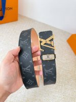 品名： Lv..路易..威登腰带皮带原单 型号：挂扣，经典纯钢材质挂扣，头层牛皮，图片实物拍摄 材料：头层牛皮，挂扣系列，纯钢材质扣头，钯镀电镀工艺永不掉色。原