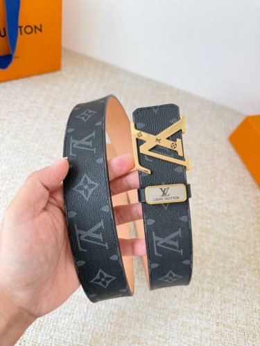 品名： Lv..路易..威登腰带皮带原单 型号：挂扣，经典纯钢材质挂扣，头层牛皮，图片实物拍摄 材料：头层牛皮，挂扣系列，纯钢材质扣头，钯镀电镀工艺永不掉色。原