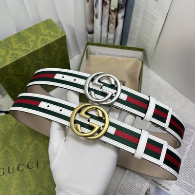 特 Gucccci 时尚经典款！颜色:白色，尺寸:3.8Cm，带身采用红绿织布头层牛皮包边制作，搭配新款Gg互扣式抛光铜金属扣头，意大利时尚精品
