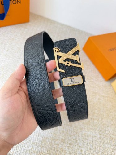 品名： Lv..路易..威登腰带皮带原单 型号：挂扣，经典纯钢材质挂扣，头层牛皮，图片实物拍摄 材料：头层牛皮，挂扣系列，纯钢材质扣头，钯镀电镀工艺永不掉色。原