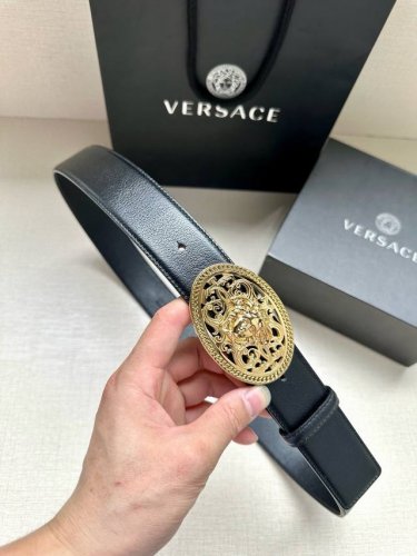 特 宽度4.0Cm 范思哲Versace人头标志：腰带扣上的3D镂空美杜莎，赋予该款Palazzo腰带很高的辨识度。腰带采用柔软两面牛皮制作。