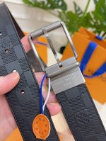 经典Lv皮带，质感拉满，金属扣利落有型。搭西装裤干练，配牛仔裤随性，轻松拿捏时髦感，是穿搭里的加分硬货 。4.0宽。