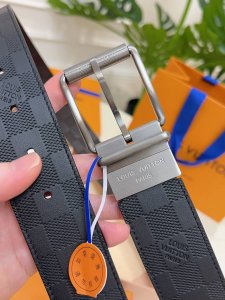 经典Lv皮带，质感拉满，金属扣利落有型。搭西装裤干练，配牛仔裤随性，轻松拿捏时髦感，是穿搭里的加分硬货 。4.0宽。