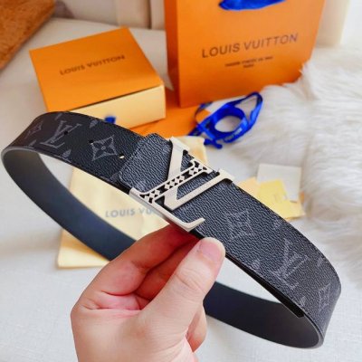 Lv路易威登新款更新，宽度4.0Cm，正品尺寸 ，专柜精品钢扣，真空电镀，工艺精细，原版印花原版牛皮，质感超赞，手感柔软