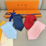 男士领带系列 L字母标识领带 ，稀有展现精湛手工与时尚优雅的理想选择，此款真丝织就的Diamonds V领带以奢华的提花面料重新诠释经典的V字标识。手工缝线，质