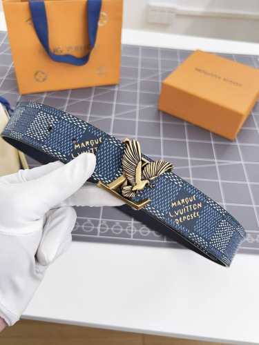 寬：40Mm 驢家新品 驢家出品 男士新品腰帶 皮帶面飾有迷彩格子紋圖案 搭配墨綠色小牛皮底 全新掛扣五金搭扣 雙面可用 以一當二