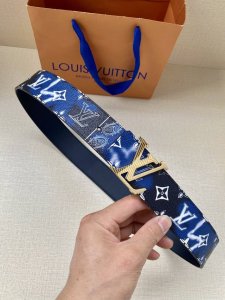 特P180 Lv Initials Mng Bandana 双面腰带瞩目焕新经典设计，一面展现 2023秋冬系列的 Monogram Bandana 帆布，另一