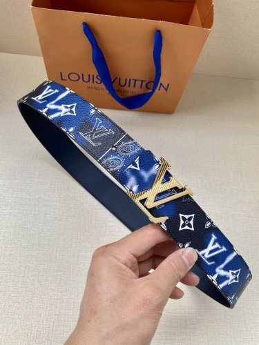 特P180 Lv Initials Mng Bandana 双面腰带瞩目焕新经典设计，一面展现 2023秋冬系列的 Monogram Bandana 帆布，另一