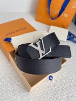 l0Uis Vuitt0N Lv 男士专柜品质掌纹腰帶 寬度40毫米 配置精钢字母搭扣 扣头可随意搭配 ～双面小牛皮设计 皮质柔软 手感细腻舒适