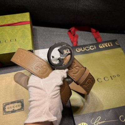 古奇 宽4.0Cm 新款 典藏细节与现代元素为Gucci新推系列增添吸睛亮点。巧妙融入经典字母交织造型配件，以此致敬品牌创始人Guccio Gucci先生。这款
