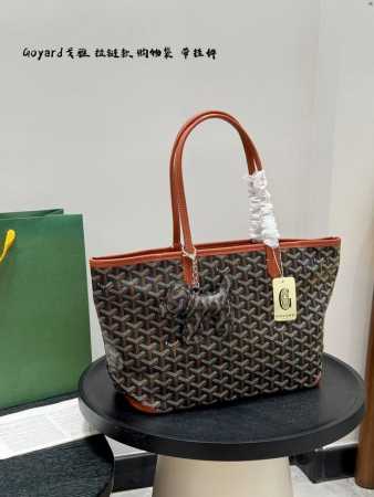 拉链款 带挂件！ Size：30.25Cm 戈雅Goyard购物袋好高级的颜色 从头到尾全部都是客订哦！ 另外收到的宝宝就会知道手腕带是立起来的[微笑][微笑] - 点击图像关闭