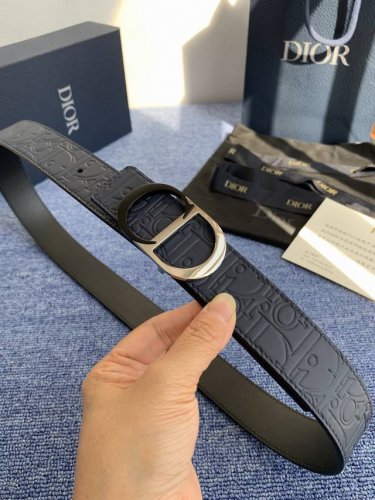 这款 35 毫米双面腰带结合典雅气质与摩登风范。 配一面采用黑色 Dior Gravity 印花效果皮革，以牛皮革融合压花工艺，演绎经典的 Oblique 印花