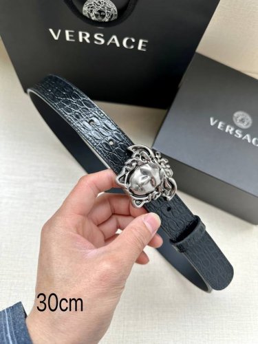 特 Versace宽度3.0Cm 此款腰带由优质皮革制成，饰有la Greca彰显个性设计。该铆钉腰带饰有la Greca五金搭扣配件，打造versace造型。