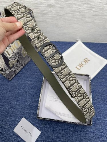 迪奥550 3.5Cm。特 这款 Montaigne Avenue 腰带从同名手袋汲取灵感，采用黑色光滑 牛皮革精心制作，质感柔软，设计优雅，饰以富有光泽的新款