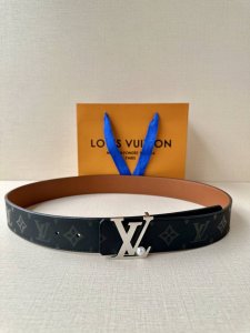 -4.0宽 经过全新设计的标志性 Lv Pyramide 搭扣，搭配经典配色 Monogram Illusion 皮带。双面设计，轻松休闲的风格中散发出现代气息