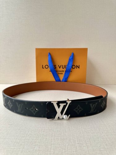 -4.0宽 经过全新设计的标志性 Lv Pyramide 搭扣，搭配经典配色 Monogram Illusion 皮带。双面设计，轻松休闲的风格中散发出现代气息