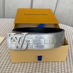 配全套包装礼盒 驢家新品 寬度40Mm 原單新品 專櫃在售男士腰帶 全新工藝壓格子文襯托小牛皮底 搭配經典鍍鈀字母扣 雙面可用 多色選