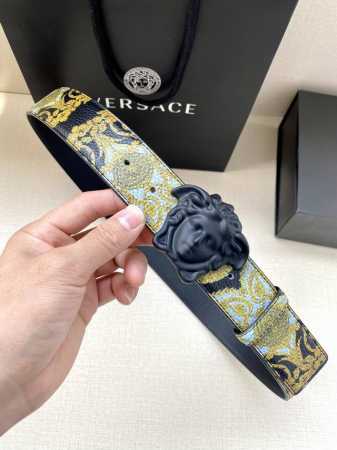 特 宽度4.0Cm Versace 范思哲 此款Palazzo腰带采用牛皮革面料制作，并饰有Le Pop Classique图案印花和标志性的美杜莎五金配件。 - 点击图像关闭