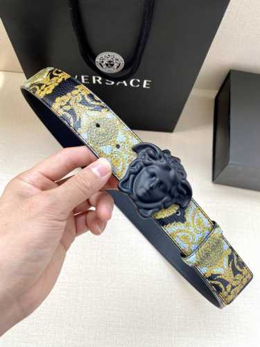 特 宽度4.0Cm Versace 范思哲 此款Palazzo腰带采用牛皮革面料制作，并饰有Le Pop Classique图案印花和标志性的美杜莎五金配件。