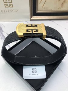 纪梵希：原单头层牛皮牛颈纹面，内衬头层牛皮底.正反两面可用.搭配原单扣，原产皮料定制，专柜宽度3.8P210