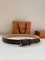 本款3.4宽腰带取材路易威登经典 Monogram 帆布，为圆润搭扣镂刻 Lv 字母 Monogram 帆布 正绒面革内衬 金属件 搭扣镂刻 Lv 字母