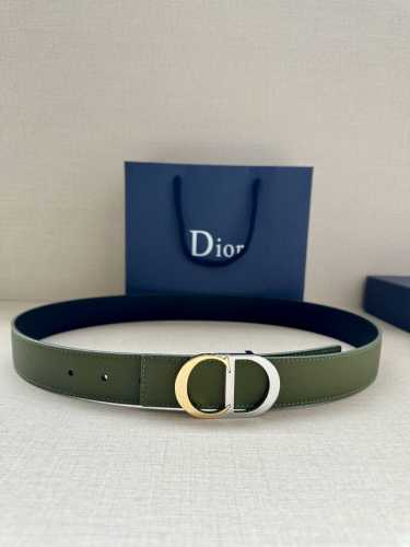 宽度3.5Cm 这款腰带扣是 Dior 新款单品，延续经典设计，饰以 Cd Icon 标志。光金和白色金属覆层形成鲜明的对比。可与各式 35 毫米腰带搭配，提升