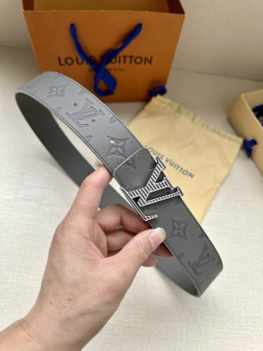 特 Lv 4.0宽可逆带可以在两种方式。表带的一侧采用Monogram Shadow皮革打造标志性外观，另一侧则采用素色皮革打造低调效果。银色漆包条纹的Lv扣为