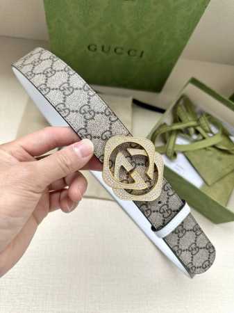 特 宽度3.8Cm Gucci 这款双面皮革腰带巧妙融合gg Supreme帆布与小牛皮底材质，演绎历久弥新的实用设计理念。富有辨识度的双g水晶钻扣配件再现典藏 - 点击图像关闭