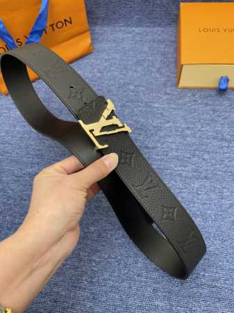 品牌Lv 4.0Cm 特 描述这款饰有Lv带扣的腰带配以水牛皮衬里，覆以Monogram 牛皮。展现细腻的品牌特质，是牛仔裤的理想配件 Lv字母带扣 Monog - 点击图像关闭