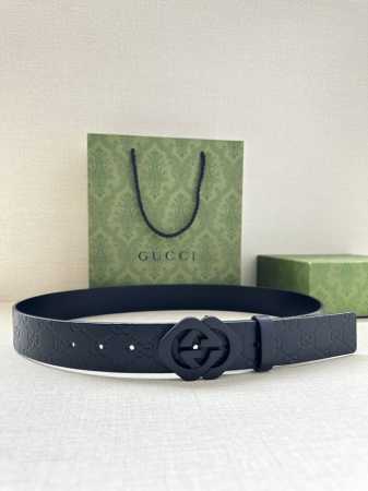 Gucci互扣式双g带、砂黑五金扣腰带，采用热压印技术的gucci Signature皮革精制而成，触感厚实，印花图案清晰分明。 - 点击图像关闭
