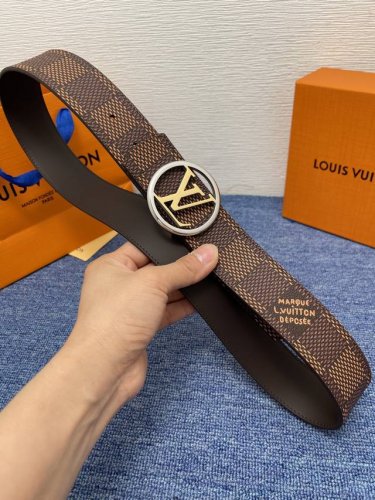 品牌Lv 4．0Cm 描述这款饰有Lv带扣的腰带配以水牛皮衬里，覆以Monogram 牛皮。展现细腻的品牌特质，是牛仔裤的理想配件 Lv字母带扣 Monogra
