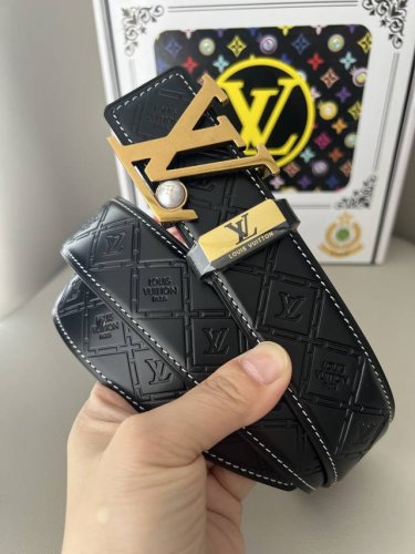 品名：Lv..路易..威登原单 材质：原单牛皮腰带 百分百头层牛皮腰带保证真皮钢扣，专柜原单品质、做工精细，时尚大牌，送人自用首选 包装： 请认准如图专柜包装赠