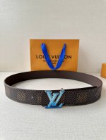 4.0宽作为路易威登备受喜爱的设计之一，Lv Initiales 双面腰带此次拼接明亮牛皮革和 Monogram Eclipse 帆布，以抛光 Lv 字母烤漆间