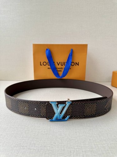 4.0宽作为路易威登备受喜爱的设计之一，Lv Initiales 双面腰带此次拼接明亮牛皮革和 Monogram Eclipse 帆布，以抛光 Lv 字母烤漆间