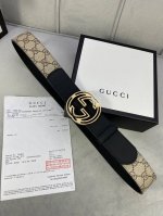 宽度4.0Cm Gucci 这款腰带在早秋系列中惊艳亮相，采用以标志性米色 乌木色组合呈现的品牌双g镂空字母交织图案，与黑色皮革材质相得益彰。双g搭扣采用做旧效