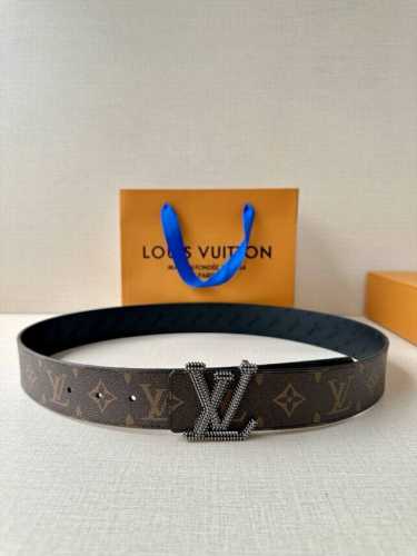 4.0宽Lv Initiales Studs 可逆皮带诱人地将House Dna与意想不到的繁荣相结合，立即使风格现代化。双面表带覆盖着全覆盖的签名印花，由饰有