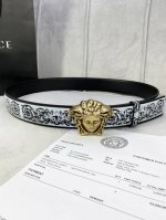 特 宽度4.0Cm Versace范思哲此款Palazzo腰带采用牛皮革面料制作，并饰有Le Pop Classique图案印花和标志性的美杜莎五金配件。